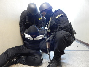Ćwiczenia Policji w szkole#1
