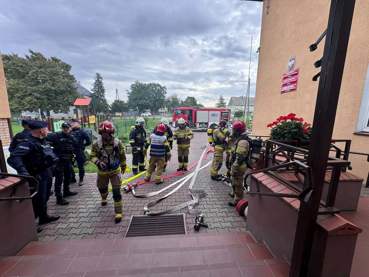 Wspólne ćwiczenia policji i straży w szkole w Rusku
